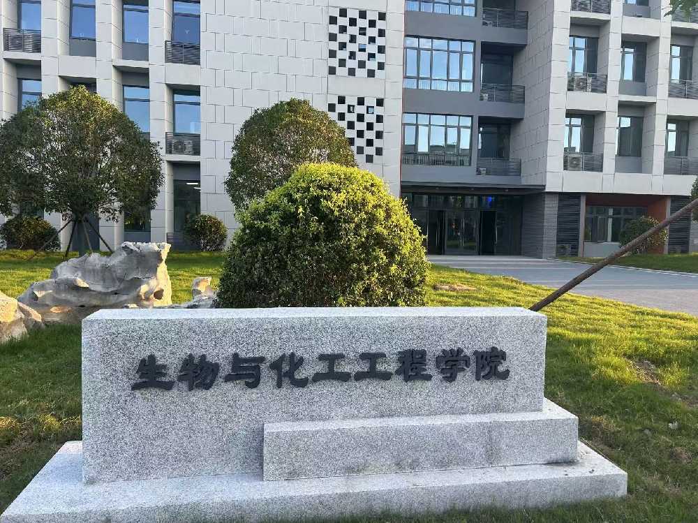 普宁市扬州职业大学体育场高杆灯项目
